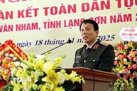 Đại tướng Lương Tam Quang chia sẻ niềm vui trong Ngày hội đại đoàn kết toàn dân tộc với nhân dân xã Vân Nham, tỉnh Lạng Sơn. (Ảnh: Văn Đạt/TTXVN)