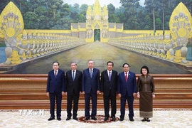 Chủ tịch Đảng Nhân dân Campuchia Samdech Techo Hun Sen đón Tổng Bí thư Tô Lâm và các đoàn đại biểu cấp cao Việt Nam dự Quốc yến chào mừng. (Ảnh: Dương Giang/TTXVN)