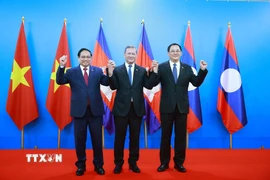Thủ tướng Phạm Minh Chính và Thủ tướng Vương quốc Campuchia Hun Manet cùng Thủ tướng Lào Sonexay Siphandone tại cuộc gặp Thủ tướng ba nước. (Ảnh: Dương Giang/TTXVN)