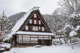 Ngôi nhà cổ xây bằng gỗ và tranh theo phong cách vùng núi Hida. (Ảnh: Xuân Giao/TTXVN)