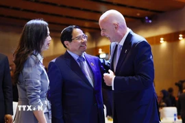 Thủ tướng Phạm Minh Chính và Chủ tịch Liên đoàn Bóng đá thế giới (FIFA) Gianni Infantino. (Ảnh: Dương Giang/TTXVN)
