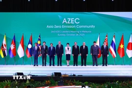 Thủ tướng Nhật Bản Takaichi Sanae và Thủ tướng Australia Anthony Albanese và Trưởng đoàn các nước ASEAN tham dự Hội nghị Lãnh đạo Cộng đồng châu Á phát thải ròng bằng 0 lần thứ 3. (Ảnh: Dương Giang/TTXVN)