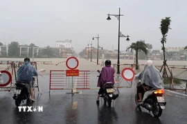 Lũ lên trên báo động 2 gây ngập Đập Đá bờ Nam sông Hương, thành phố Huế. (Ảnh: Nguyên Lý/TTXVN)