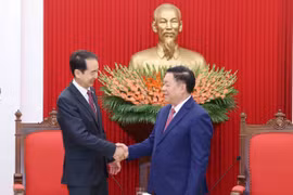 Trưởng Ban Tuyên giáo và Dân vận Trung ương Nguyễn Trọng Nghĩa tiếp Đại sứ Trung Quốc tại Việt Nam Hà Vĩ. (Ảnh: Phương Hoa/TTXVN)
