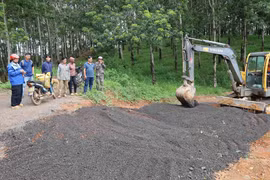 Người dân thôn Sơn Phú, xã Thọ Sơn góp tiền để đổ đá dăm, thêu máy xúc san gạt mặt bằng. (Ảnh: Đậu Tất Thành/TTXVN.)