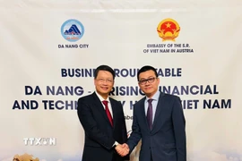 Đại sứ Vũ Lê Thái Hoàng (phải) và ông Ngô Xuân Thắng, Phó Bí thư Thành ủy Đà Nẵng. (Ảnh TTXVN phát)