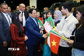 Thủ tướng Phạm Minh Chính và Phu nhân với đại diện cộng đồng người Việt Nam tại Algeria. (Ảnh: Dương Giang/TTXVN)