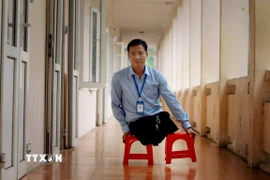 Gần 20 năm, thầy giáo Nguyễn Khả Tuyến “đi bằng đôi tay” đến trường dạy học. (Ảnh: Hoàng Hùng/TTXVN)