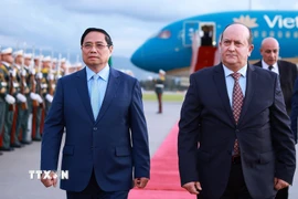 Thủ tướng Cộng hòa Algeria Dân chủ Nhân dân Sifi Ghrieb đón Thủ tướng Phạm Minh Chính thăm chính thức Algeria.(Ảnh: Dương Giang/TTXVN)