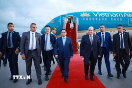 Thủ tướng Cộng hòa Algeria Dân chủ Nhân dân Sifi Ghrieb đón Thủ tướng Phạm Minh Chính tại sân bay quốc tế Houari Boumediene. (Ảnh: Dương Giang/TTXVN)