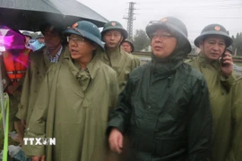Phó Thủ tướng Hồ Quốc Dũng (thứ 2, phải) kiểm tra công tác ứng phó mưa lũ tại Khánh Hòa, yêu cầu di dời người dân đến nơi an toàn. (Ảnh: Đặng Tuấn/TTXVN)