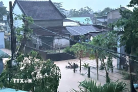 Một khu dân cư tại xã Đồng Xuân bị ngập do mưa lớn và nước sông dâng cao. (Ảnh: TTXVN phát)