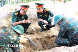 Đại tá Phan Thắng, Chỉ huy trưởng và Đại tá Trương Viết Hải, Chính ủy Bộ Chỉ huy Quân sự tỉnh Quảng Trị trực tiếp đến hiện trường kiểm tra, động viên các lực lượng làm nhiệm vụ. (Ảnh: TTXVN phát)