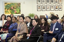 Thứ trưởng Bộ Nội vụ Nguyễn Thị Hà (hàng đầu, thứ 2 từ phải qua) tham dự tọa đàm. (Ảnh: Thanh Tuấn/TTXVN)