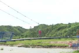 Quảng Ngãi: Cầu treo miễn phí cho người dân vùng khó khăn