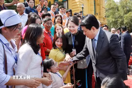 Chủ tịch nước Lương Cường gặp mặt nhân vật trong chương trình “Việc tử tế”. (Ảnh: Lâm Khánh/TTXVN)
