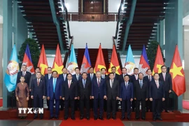 Tổng Bí thư Ban Chấp hành Trung ương Đảng Cộng sản Việt Nam Tô Lâm và Chủ tịch Đảng Nhân dân Campuchia, Chủ tịch Thượng viện Campuchia Hun Sen và đoàn đại biểu 2 nước. (Ảnh: Thống Nhất/TTXVN)