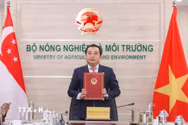 Quyền Bộ trưởng Bộ Nông nghiệp và Môi trường Trần Đức Thắng thay mặt Chính phủ Việt Nam ký kết Thỏa thuận thực hiện theo Điều 6 của Thỏa thuận Paris về biến đổi khí hậu theo hình thức trực tuyến. (Ảnh: Phan Phương/TTXVN)