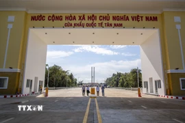 Hạng mục Quốc môn thuộc Dự án Cửa khẩu quốc tế Tân Nam đã cơ bản hoàn thành. (Ảnh: Giang Phương/TTXVN)