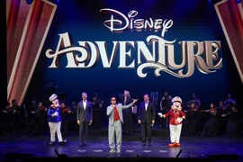 Diễn viên Robert Downey Jr (giữa) phát biểu tại lễ đặt tên cho Disney Adventure. (Ảnh: The Straits Times)