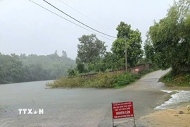 Biển cảnh báo được đặt tại nhiều khu vực tiềm ẩn nguy cơ xảy ra sạt lở đất trên địa bàn xã Yên Xuân, Hà Nội. (Ảnh: TTXVN phát)