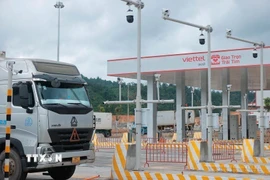 Cổng thông minh (Smart Gate) của Công viên Logistics Viettel cho phép nhận diện biển số xe, mã container và sinh trắc học tài xế. Ứng dụng V-Gate hỗ trợ doanh nghiệp và lái xe đặt chỗ, theo dõi dịch vụ từ xa, tối ưu hóa thời gian và giảm chi phí quản lý. (Ảnh: Minh Quyết/TTXVN)