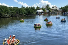 Khách du lịch quốc tế trải nghiệm đi thuyền thúng tại làng du lịch Cẩm Thanh, phường Hội An Đông, thành phố Đà Nẵng. (Ảnh: Trần Lê Lâm/TTXVN)