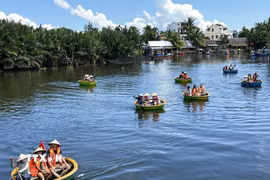 Khách du lịch quốc tế trải nghiệm đi thuyền thúng tại làng du lịch Cẩm Thanh, phường Hội An Đông, thành phố Đà Nẵng. (Ảnh: Trần Lê Lâm/TTXVN)