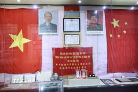 Các hiện vật liên quan đến Bác Hồ được trưng bày tại Phòng truyền thống Bệnh viện Nam Khê Sơn tại Quế Lâm, Quảng Tây. (Ảnh: Quang Hưng/TTXVN)