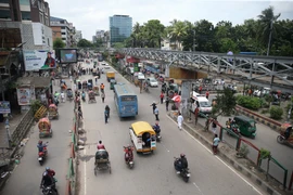Người dân di chuyển trên đường phố tại Dhaka, Bangladesh. (Ảnh: THX/TTXVN)