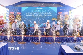 Các đại biểu thực hiện nghi thức khởi công dự án. (Ảnh: Công Trí/TTXVN)