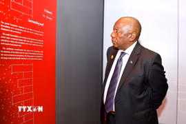 Tổng thống Cộng hòa Nam Phi Matamela Cyril Ramaphosa tham quan khu trưng bày khảo cổ dưới lòng đất Nhà Quốc hội. (Ảnh: Doãn Tấn/TTXVN)