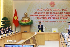 Thủ tướng Phạm Minh Chính làm việc về các giải pháp “phát triển đột phá nhà ở xã hội”. (Ảnh: Dương Giang/TTXVN)