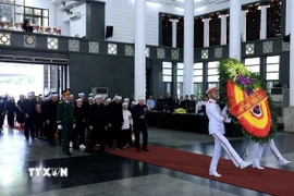 Gia đình nguyên Phó Chủ tịch Hội đồng Bộ trưởng Trần Phương vào viếng. (Ảnh: Tuấn Anh/TTXVN)