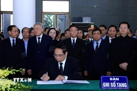 Thủ tướng Chính phủ Phạm Minh Chính viết sổ tang chia buồn cùng gia đình. (Ảnh: Tuấn Anh/TTXVN)