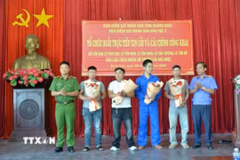 Cơ quan chức năng tặng hoa xin lỗi người bị hàm oan. (Ảnh: TTXVN phát)