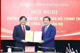 Trưởng Ban Nội chính Trung ương Phan Đình Trạc trao Quyết định của Bộ Chính trị cho đồng chí Bùi Văn Nghiêm. (Ảnh: Phương Hoa/TTXVN)