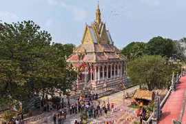 Đồng bào dân tộc Khmer tập trung chuẩn bị cho các nghi thức lễ hội tại chùa Botum Kirirangsay Khedol ở ấp Thạnh Đông, xã Thạnh Tân, thành phố Tây Ninh. (Ảnh: Minh Phú/TTXVN)