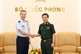 Phó Thủ tướng, Bộ trưởng Bộ Quốc phòng Phan Văn Giang tiếp Tham mưu trưởng Liên quân Nhật Bản. (Ảnh: VGP)