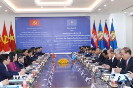 Thường trực Ban Bí thư Trần Cẩm Tú hội đàm với Phó Chủ tịch, Trưởng Ban Thường trực Ban Thường vụ CPP Say Chhum. (Ảnh: Phương Hoa/TTXVN)