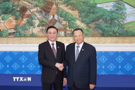 Thường trực Ban Bí thư Trần Cẩm Tú và Phó Chủ tịch, Trưởng Ban Thường trực Ban Thường vụ CPP Say Chhum chụp ảnh chung. (Ảnh: Phương Hoa/TTXVN)