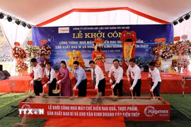 Các đại biểu động thổ khởi công xây dựng nhà máy. (Ảnh: Thanh Hải/TTXVN)