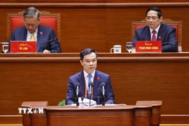 Đồng chí Nguyễn Mạnh Hùng, Phó Giám đốc Học viện Chính trị quốc gia Hồ Chí Minh, trình bày tham luận “Hoàn thiện lý luận về đường lối đổi mới của Đảng trong kỷ nguyên vươn mình của dân tộc”. (Ảnh: TTXVN)