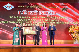 Phó Chủ tịch nước Võ Thị Ánh Xuân trao tặng bức ảnh Chủ tịch Hồ Chí Minh cho Bệnh viện Trung ương Thái Nguyên. (Ảnh: Trần Trang/TTXVN)