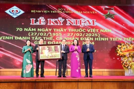 Phó Chủ tịch nước Võ Thị Ánh Xuân trao tặng bức ảnh Chủ tịch Hồ Chí Minh cho Bệnh viện Trung ương Thái Nguyên. (Ảnh: Trần Trang/TTXVN)