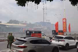 Khói đen dày đặc kèm theo mùi khét bốc ra từ khu vực gần chân cầu Vĩnh Tuy và Cảng Hà Nội. (Ảnh: Vũ Quang/TTXVN)