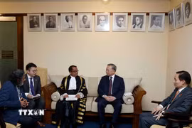 Tổng Bí thư, Chủ tịch nước Tô Lâm gặp Chủ tịch Quốc hội Sri Lanka Jagath Wickramaratne. (Ảnh: Thống Nhất/TTXVN)