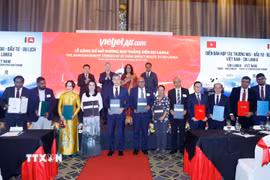 Tổng Bí thư, Chủ tịch nước Tô Lâm, Thủ tướng Sri Lanka Harini Amarasuriya chứng kiến lễ trao các văn kiện hợp tác giữa 2 nước. (Ảnh: Thống Nhất/TTXVN)