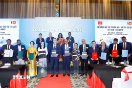 Tổng Bí thư, Chủ tịch nước Tô Lâm, Thủ tướng Sri Lanka Harini Amarasuriya chứng kiến lễ trao các văn kiện hợp tác giữa 2 nước. (Ảnh: Thống Nhất/TTXVN)