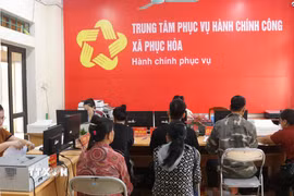 Người dân làm thủ tục hành chính tại Trung tâm phục vụ hành chính công xã Phục Hòa, tỉnh Cao Bằng. (Ảnh: Chu Hiệu/TTXVN)